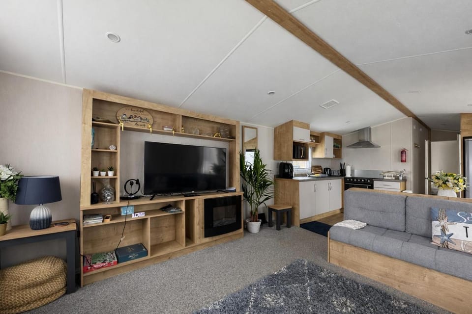 Beautiful 6 Berth Caravan With Decking In Norfolk Ref 89001Mv House in Broadland District
