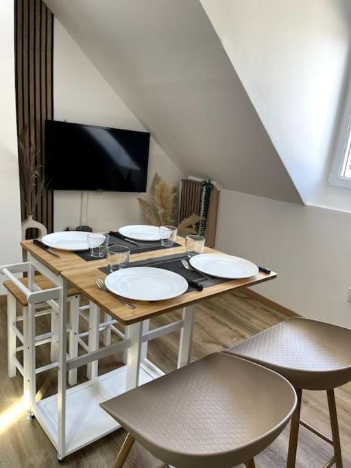 TV and multimedia, Living room, Seating area, Dining area