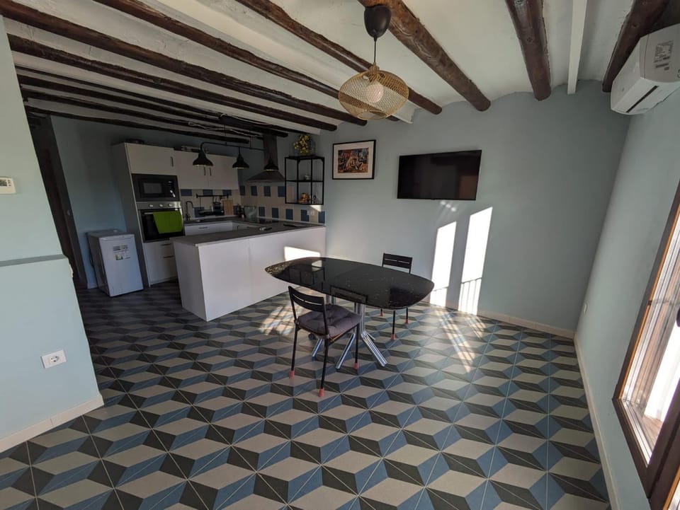 Dining area, pet friendly, stove, washing machine, kitchen