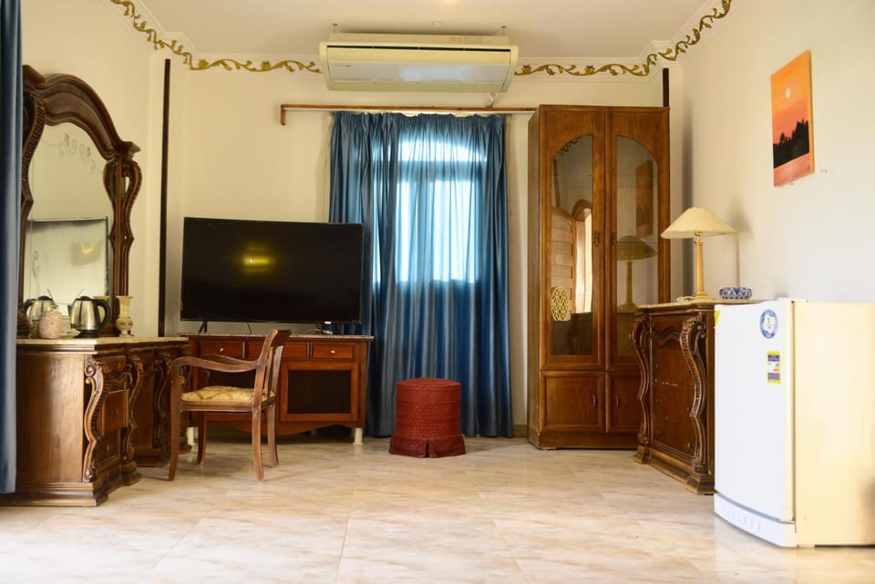 TV and multimedia, Seating area, Bedroom
