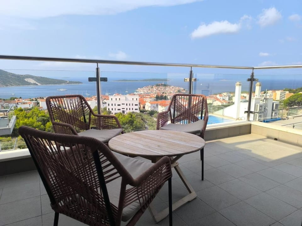Balcony/Terrace, Seating area, City view, Sea view