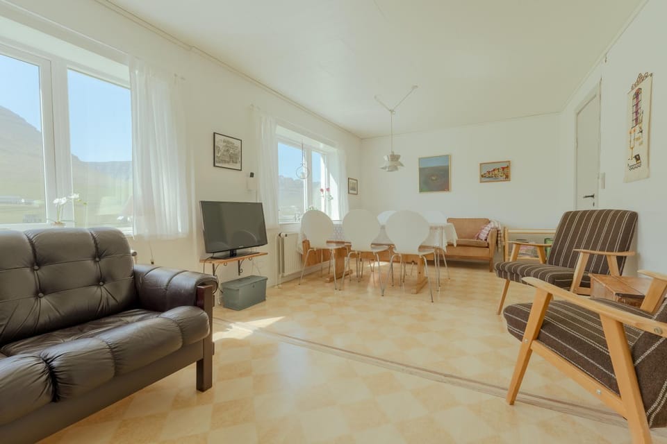 TV and multimedia, Living room, Seating area, Dining area