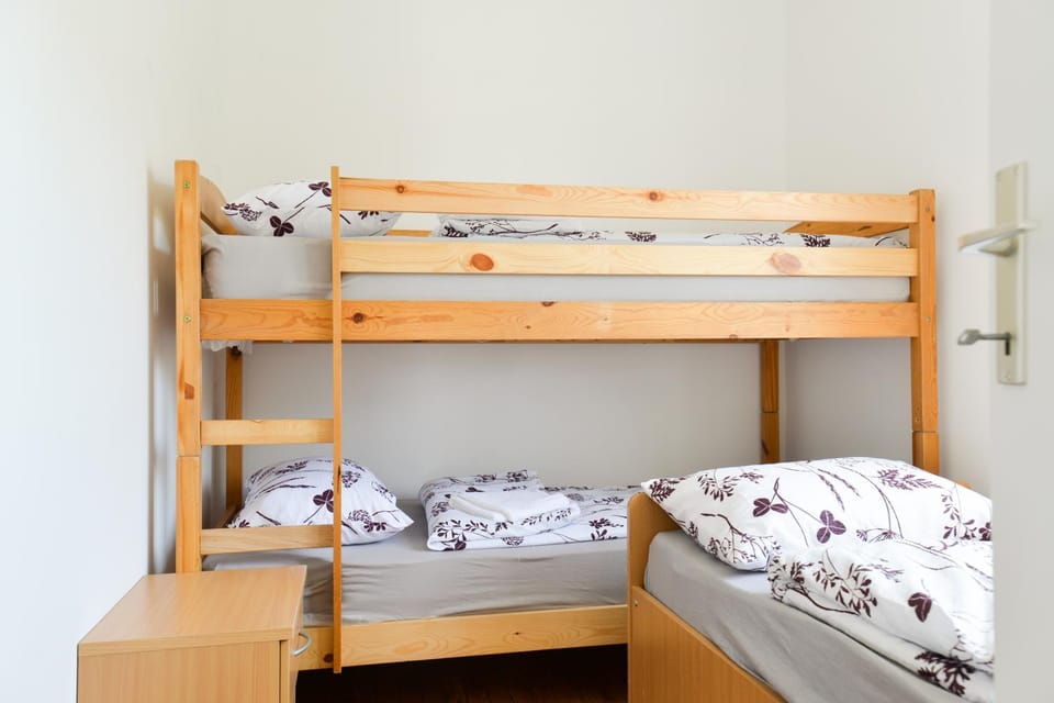Bed, Bedroom, bunk bed, towels