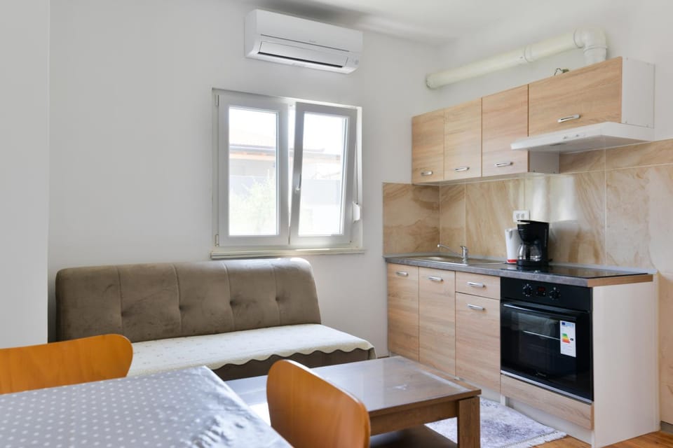 Coffee/tea facilities, Living room, Seating area, minibar, pet friendly, stove, toaster, air conditioner