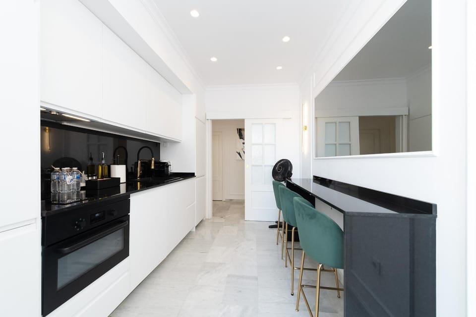 Kitchen or kitchenette, Dining area, oven