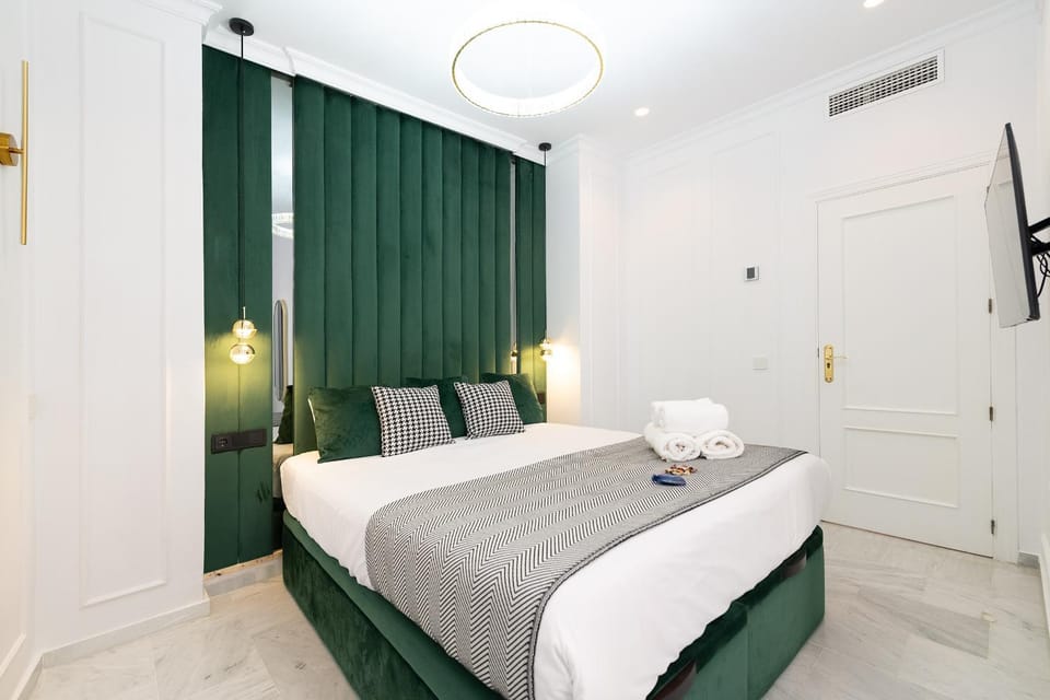 Bed, TV and multimedia, Photo of the whole room, Bedroom, towels, air conditioner