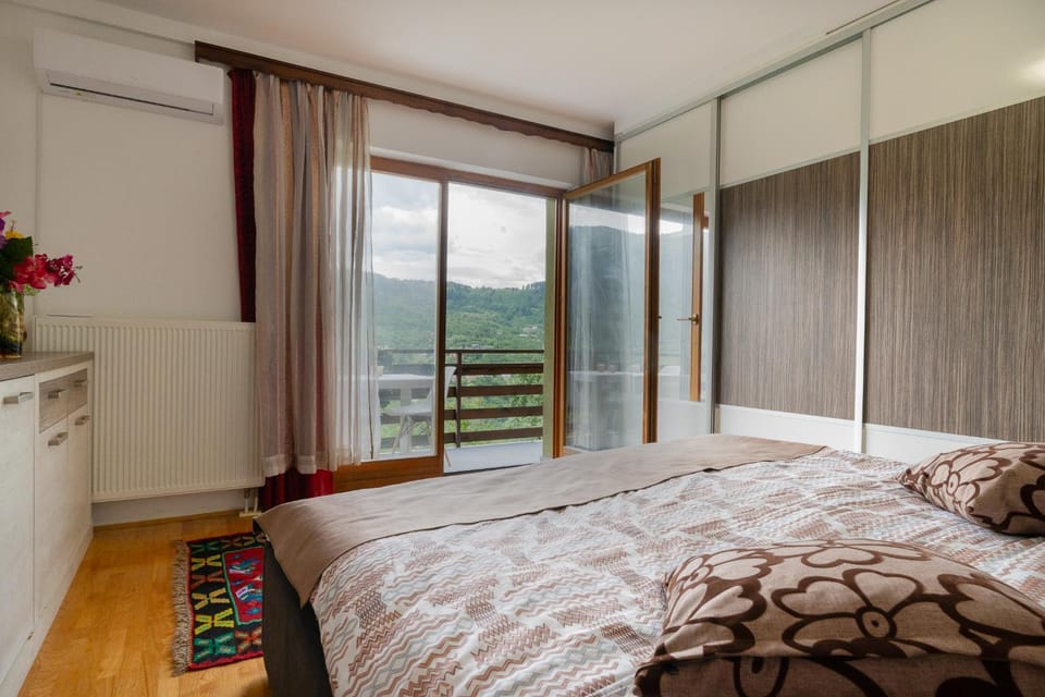 Bed, Natural landscape, Photo of the whole room, Bedroom, Mountain view, wardrobe, air conditioner