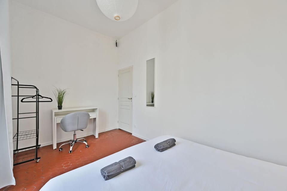 Bed, Photo of the whole room, Seating area, Bedroom, towels