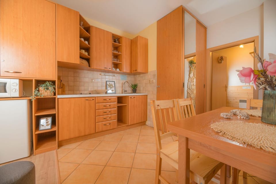 Kitchen or kitchenette, Dining area, stove