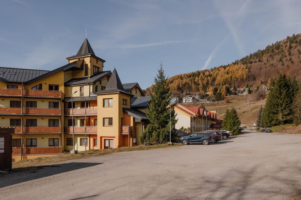 Property building, Day, Neighbourhood, Natural landscape, Mountain view, Location, Parking