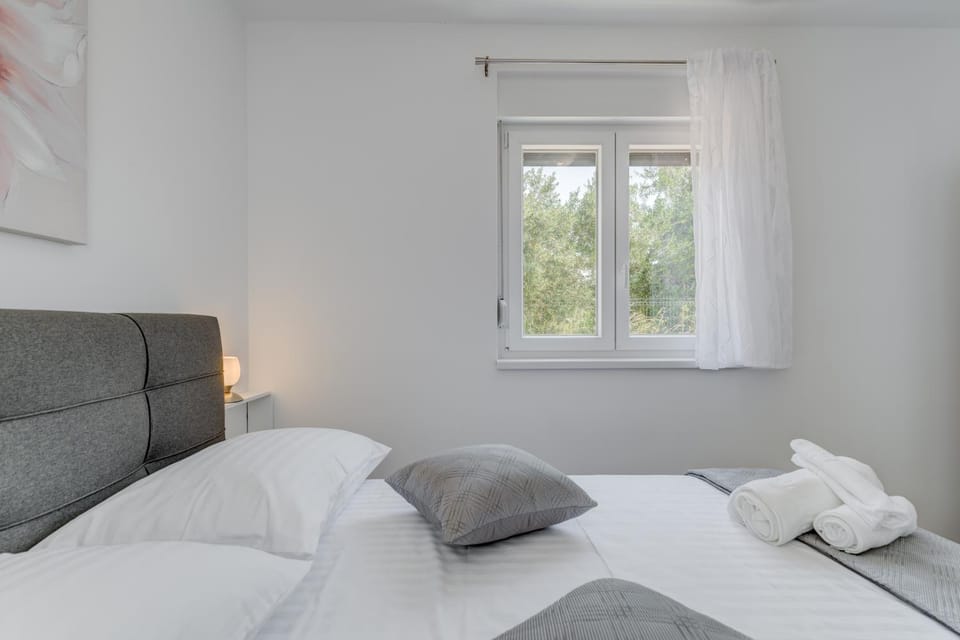 Photo of the whole room, Bedroom