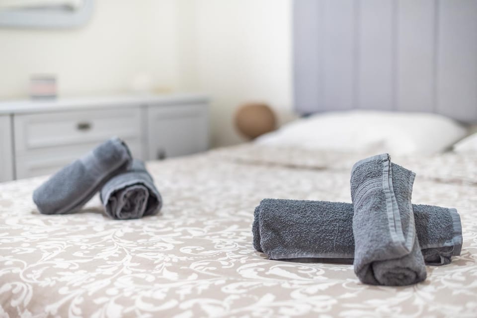 Bed, Photo of the whole room, Bedroom, towels