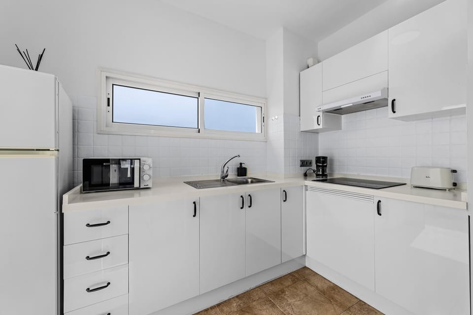 Coffee/tea facilities, Kitchen or kitchenette, stove, toaster