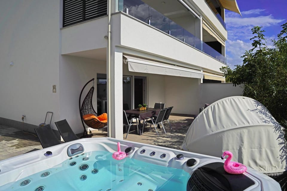 Hot Tub, Balcony/Terrace, sunbed