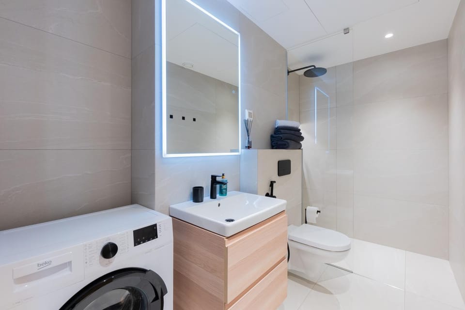 Shower, Bathroom, towels, washing machine