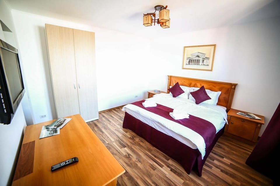 Bed, TV and multimedia, Photo of the whole room, Bedroom, towels, wardrobe