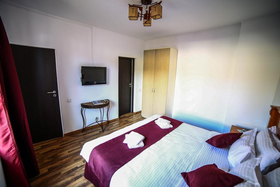Bed, TV and multimedia, Photo of the whole room, Evening entertainment, Bedroom, towels, wardrobe