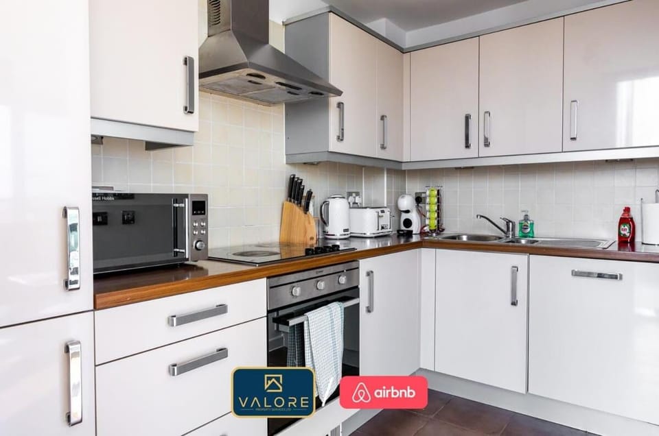 Stunning 1-bed, Central MK, Free Parking, Smart TV By Valore Property Services House in Milton Keynes