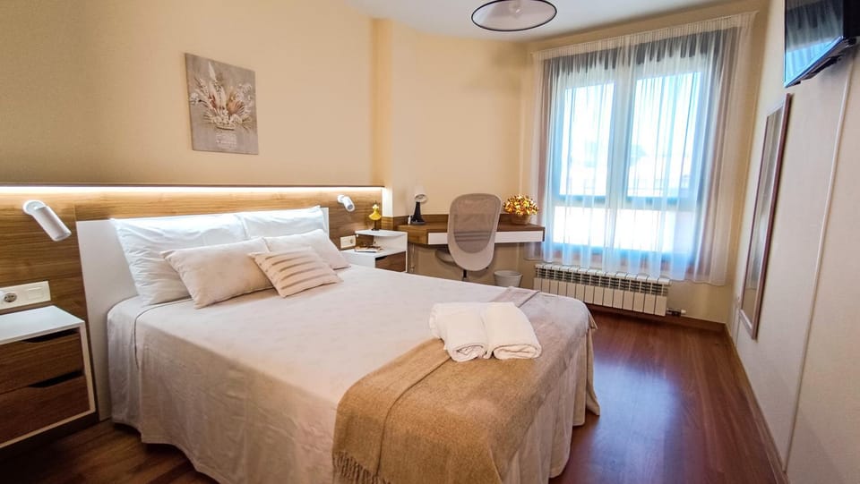 Bed, TV and multimedia, Seating area, Bedroom, internet, storage, storage, towels, towels