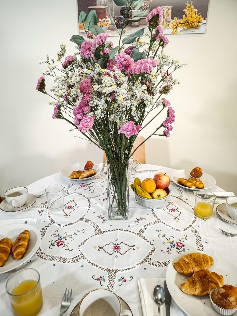 Living room, Food and drinks, Dining area, Breakfast