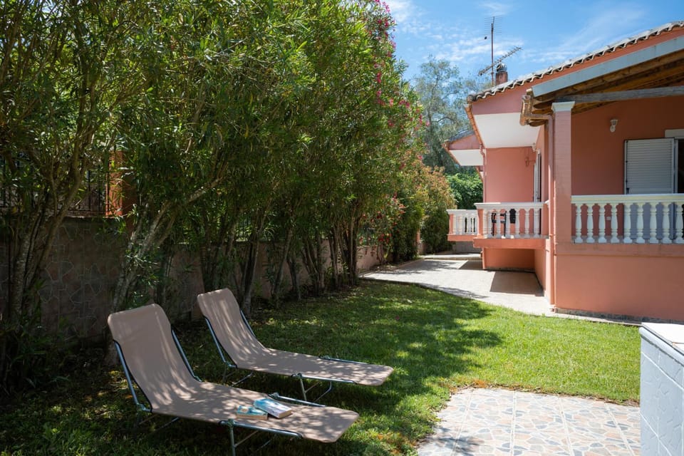 Property building, Patio, Day, Garden view, sunbed