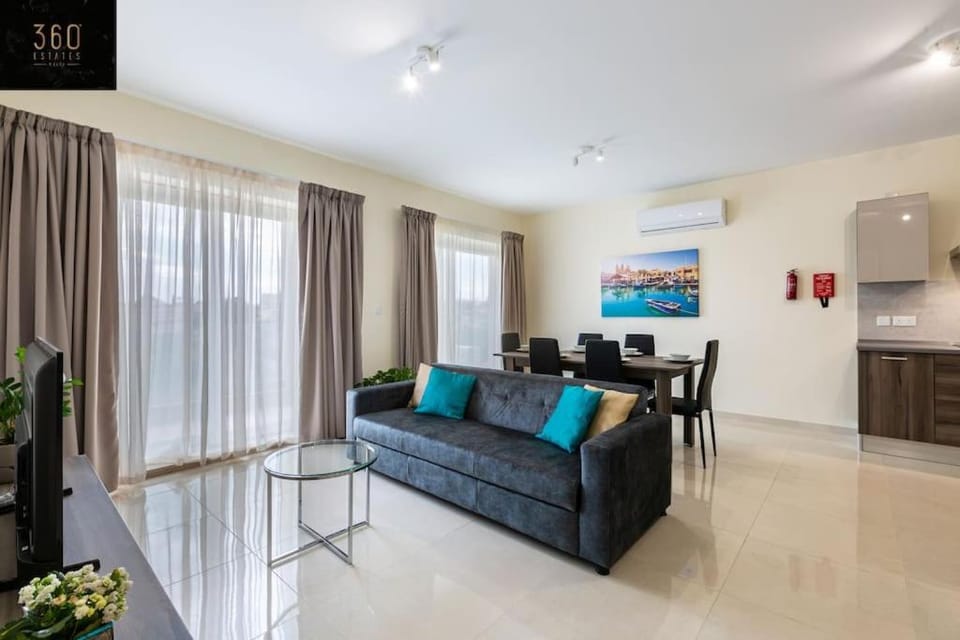 Kitchen or kitchenette, Living room, Seating area, minibar