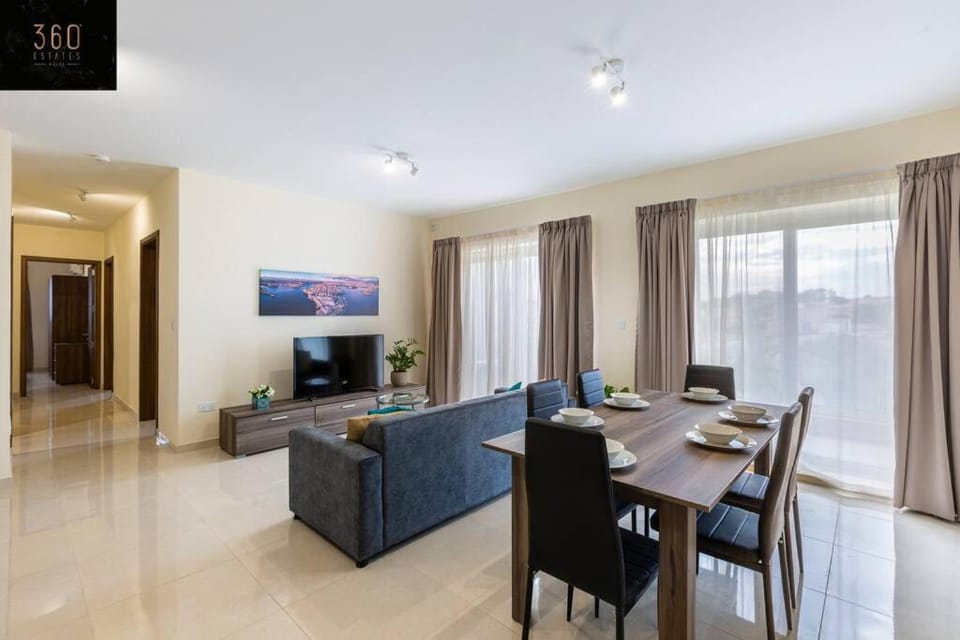 Communal lounge/ TV room, TV and multimedia, Living room, Dining area, Evening entertainment