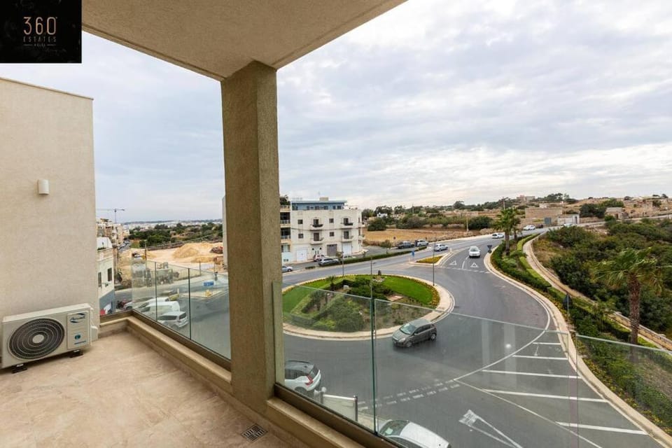 Property building, Day, Neighbourhood, Balcony/Terrace, City view, Location