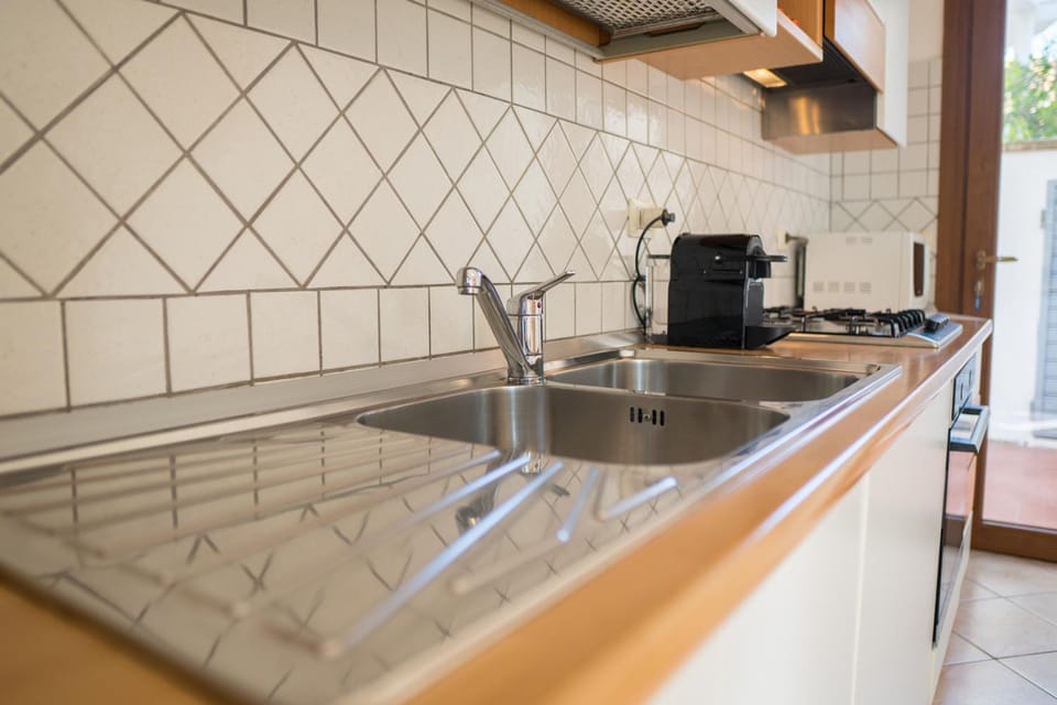 Kitchen or kitchenette, minibar