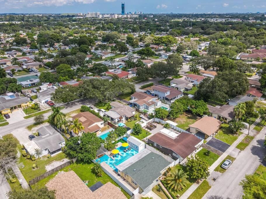 Bright 4 Bedrooms with Pool and Game Room near Hard Rock House in Hollywood