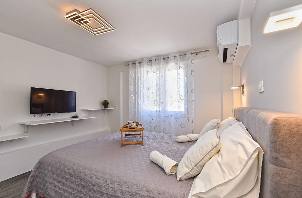 Communal lounge/ TV room, Bed, Bedroom, towels, air conditioner