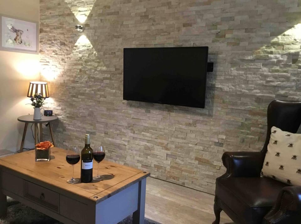 Communal lounge/ TV room, TV and multimedia, Living room, Seating area, Evening entertainment