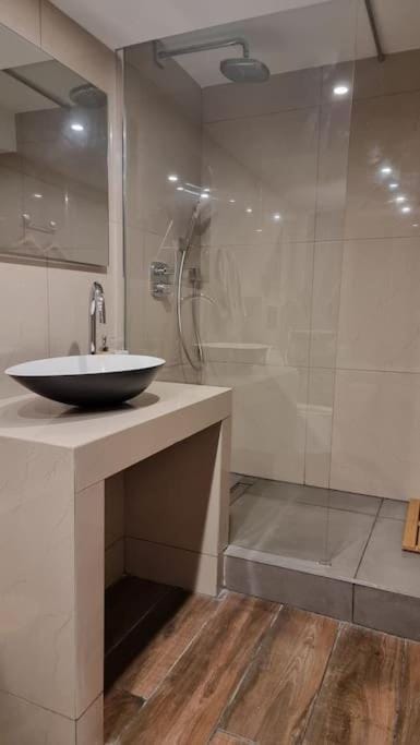 Shower, Toilet