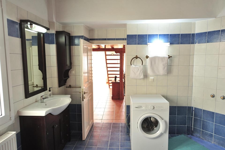 Toilet, Bathroom, towels