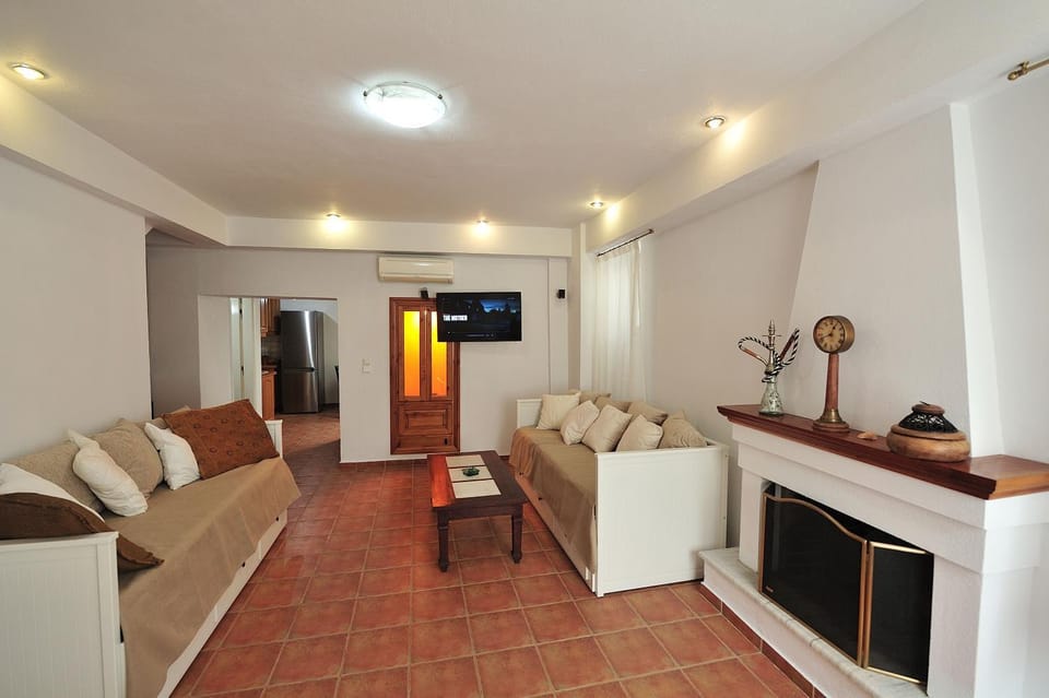 Communal lounge/ TV room, TV and multimedia, Living room, Seating area