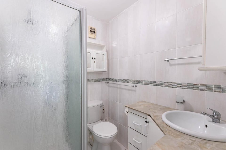Shower, Toilet