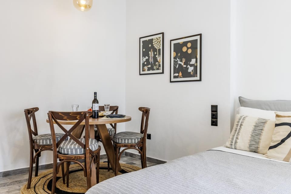Bed, Dining area
