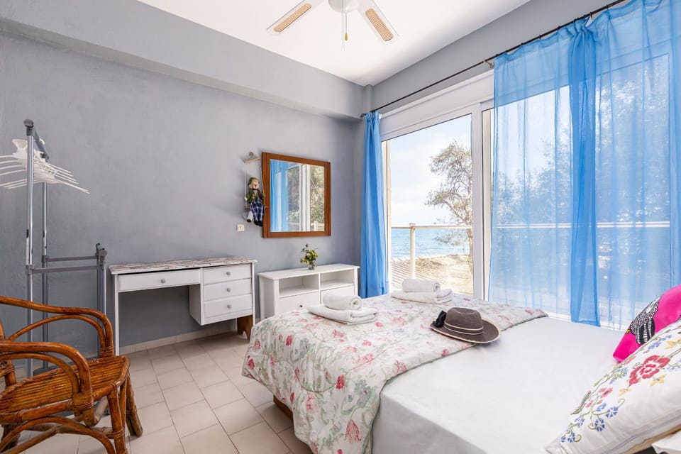Bed, Photo of the whole room, Bedroom, Sea view, fireplace, towels