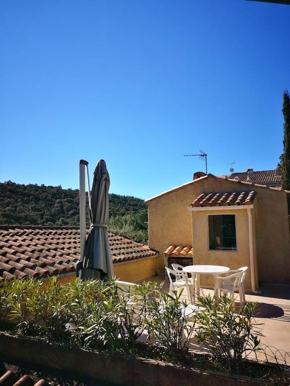 Belle maison vue montagne avec piscine privée à 5 minutes de la mer et village.i Villa in La Londe-les-Maures
