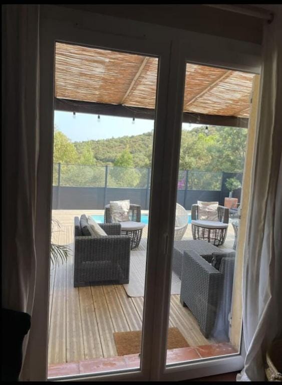Belle maison vue montagne avec piscine privée à 5 minutes de la mer et village.i Villa in La Londe-les-Maures