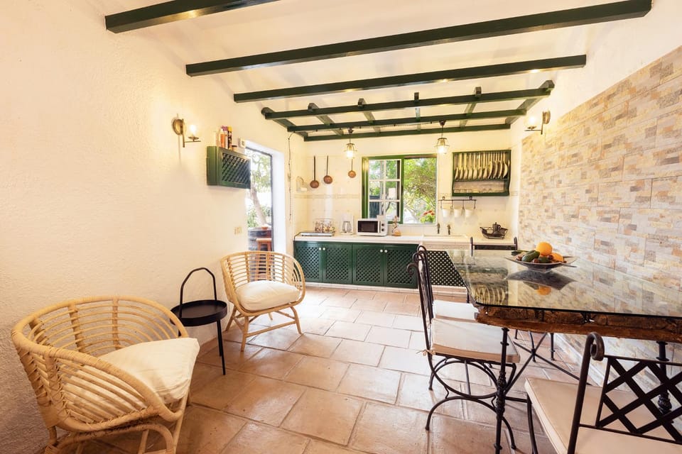 Kitchen or kitchenette, Seating area, Dining area