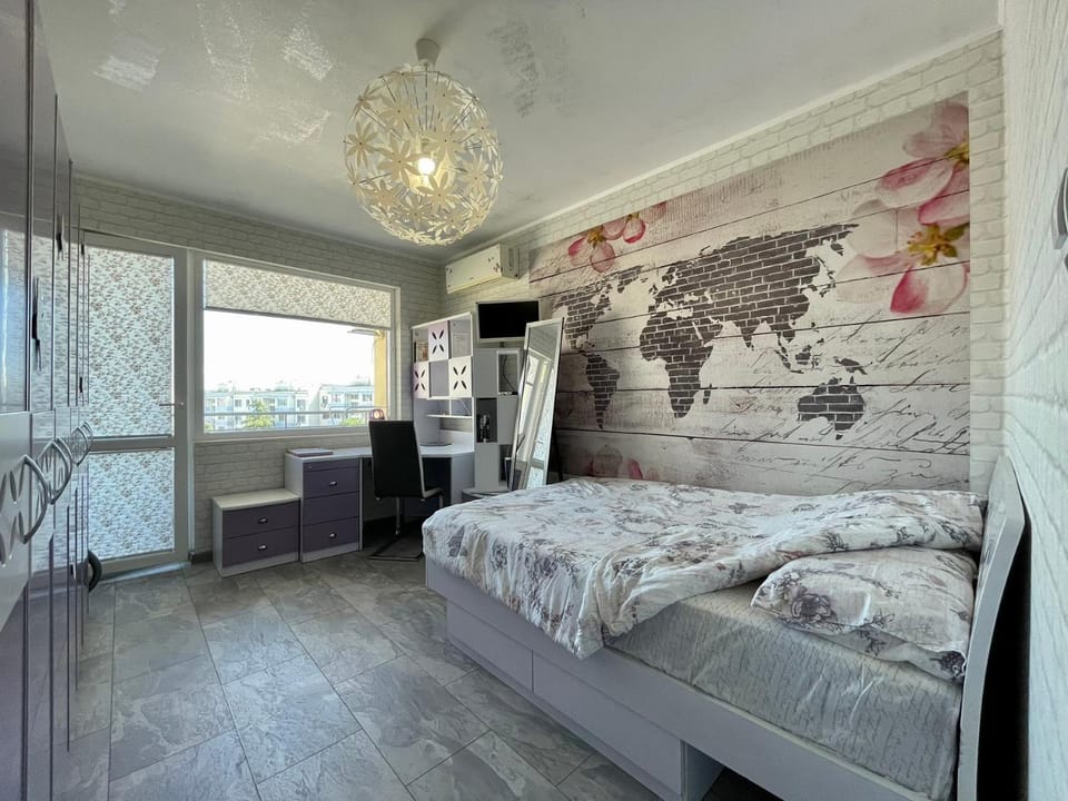 Bed, TV and multimedia, Photo of the whole room, Bedroom