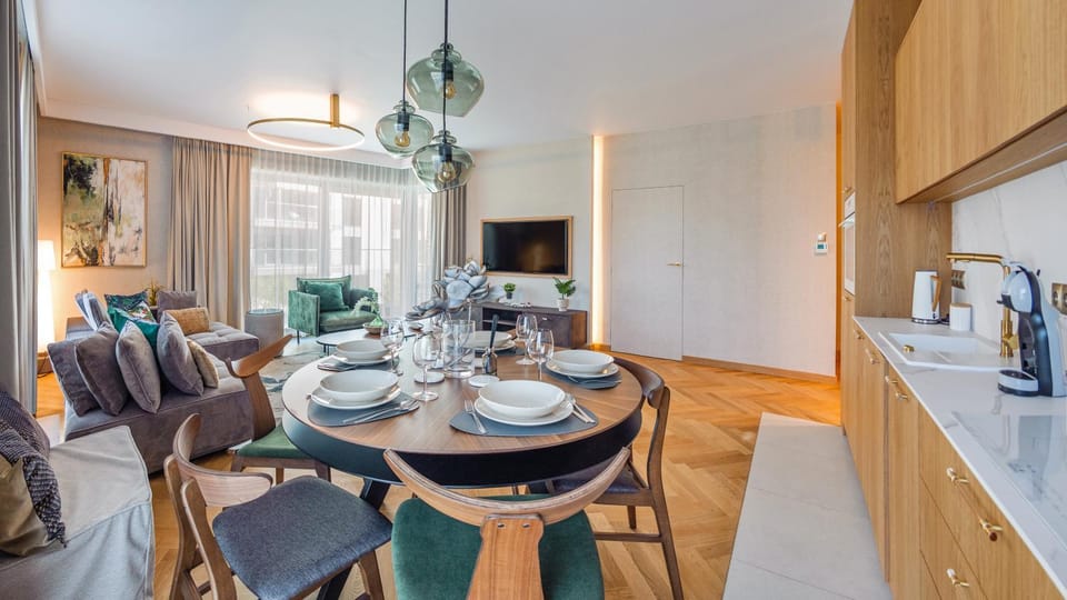 TV and multimedia, Kitchen or kitchenette, Living room, Seating area, Dining area