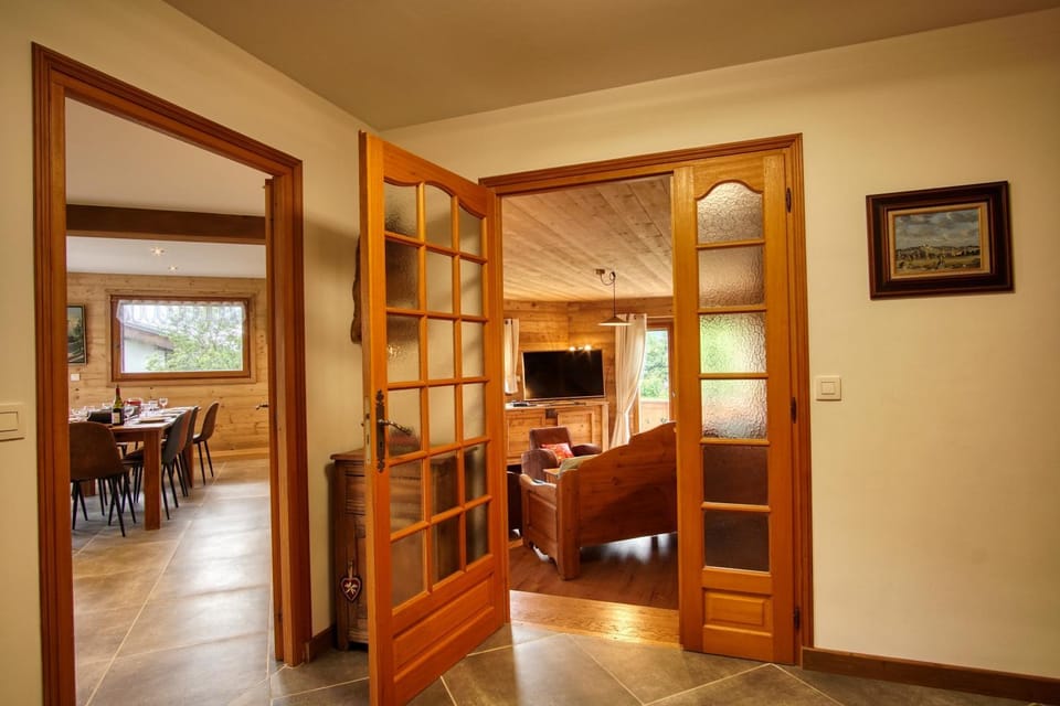 Chalet Le Wapiti, aux pieds des pistes, à 200m du village Chalet in Notre-Dame-de-Bellecombe