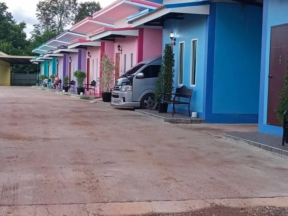 Property building, Day, Neighbourhood, Street view, Parking