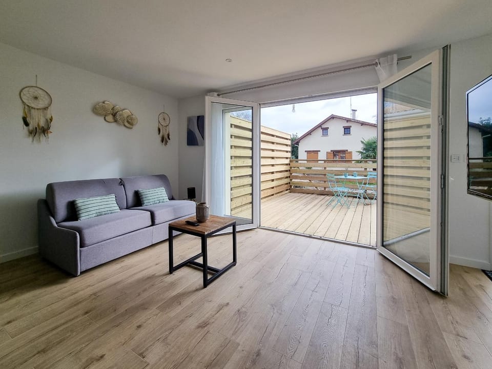 Studio Terrasse wifi parking à 50m du Tram B Apartment in Pessac