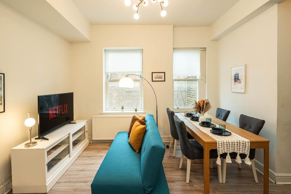 1-Bed flat with aircon bedroom and open kitchen, steps from Earls Court High Street, Kensington, V&A and Hyde Park in Central London, 5 mins from tube station Apartment in City of Westminster