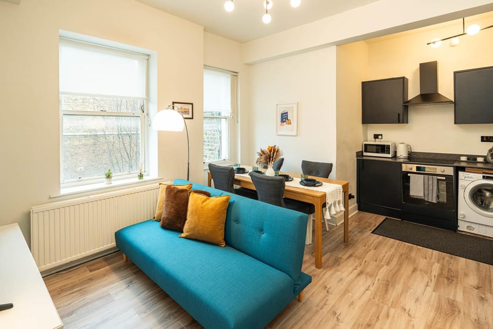 1-Bed flat with aircon bedroom and open kitchen, steps from Earls Court High Street, Kensington, V&A and Hyde Park in Central London, 5 mins from tube station Apartment in City of Westminster