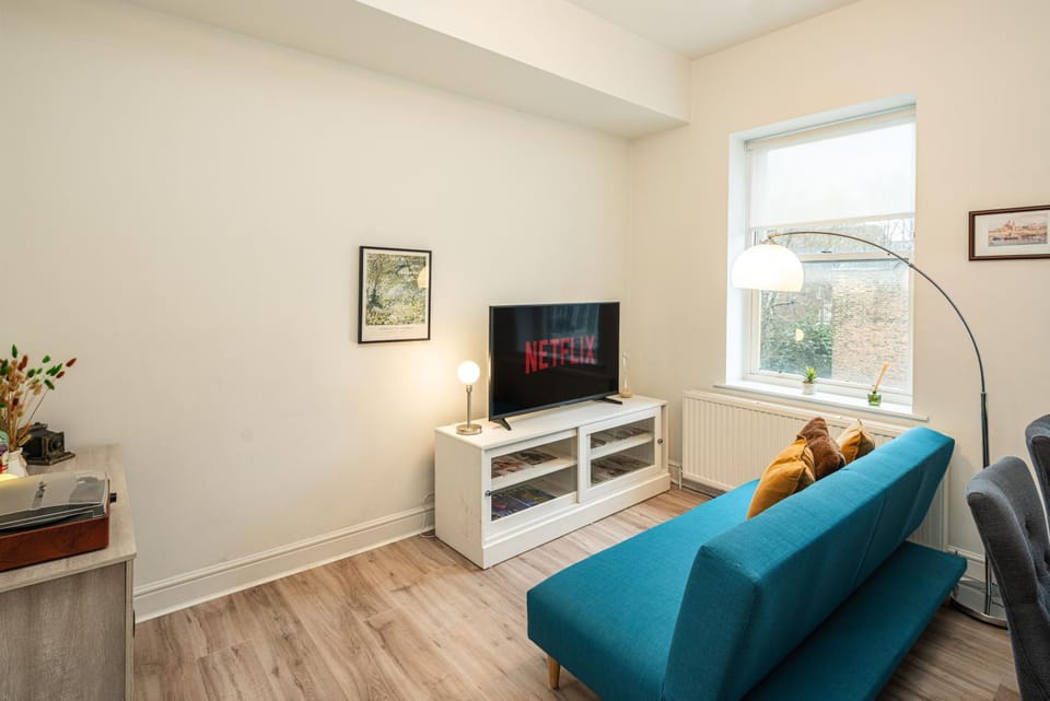 1-Bed flat with aircon bedroom and open kitchen, steps from Earls Court High Street, Kensington, V&A and Hyde Park in Central London, 5 mins from tube station Apartment in City of Westminster