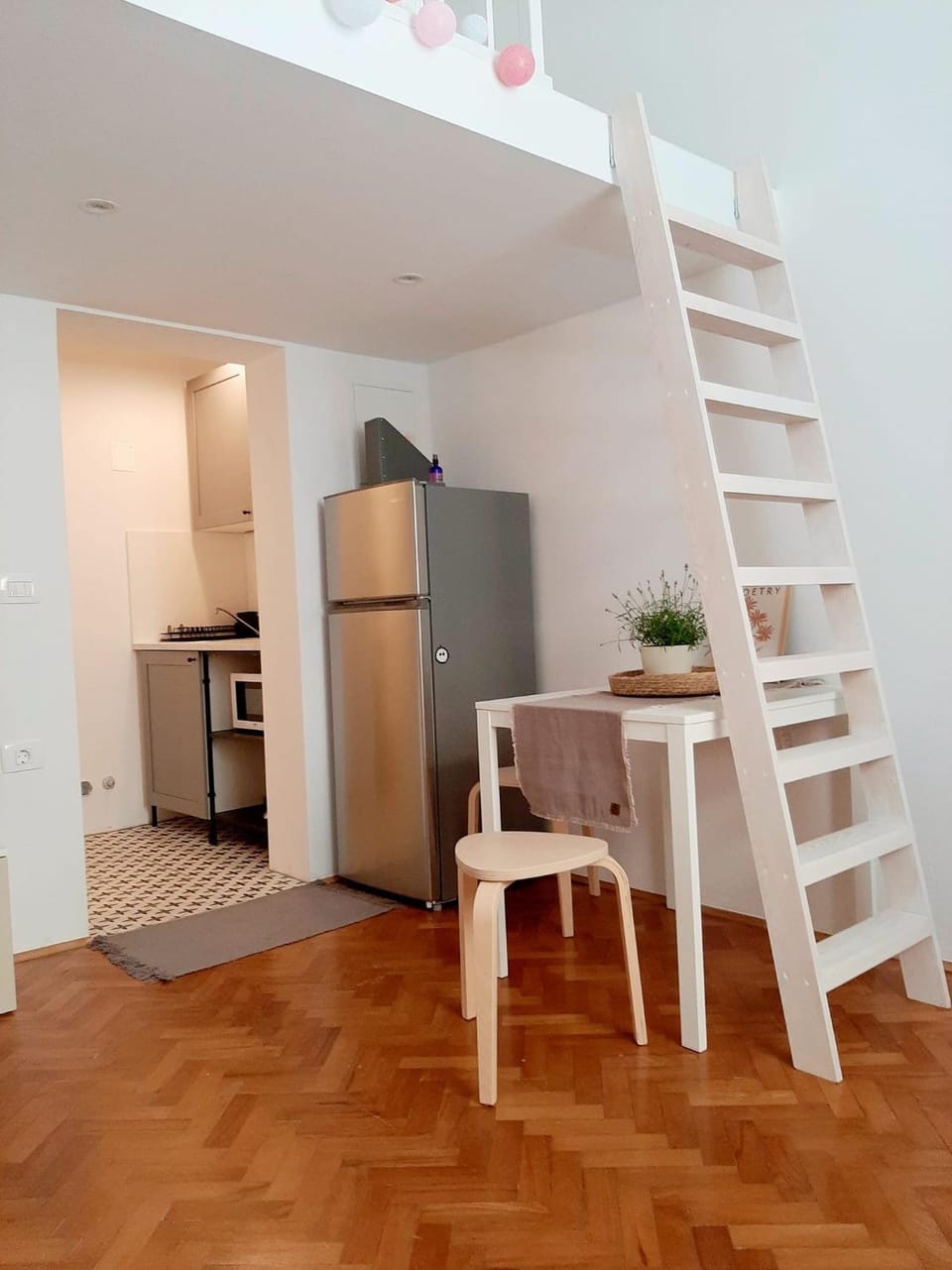 Kitchen or kitchenette, Dining area, minibar, stove